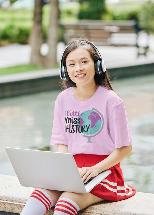 Little Miss History Kids' T-Shirt - Fun Design with Globe